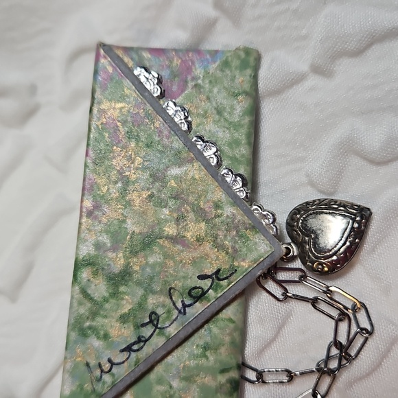 VINTAGE PIN MINITURE ENVELOPE WITH CHAIN AND HEART GREEN & SILVER - Picture 6 of 6